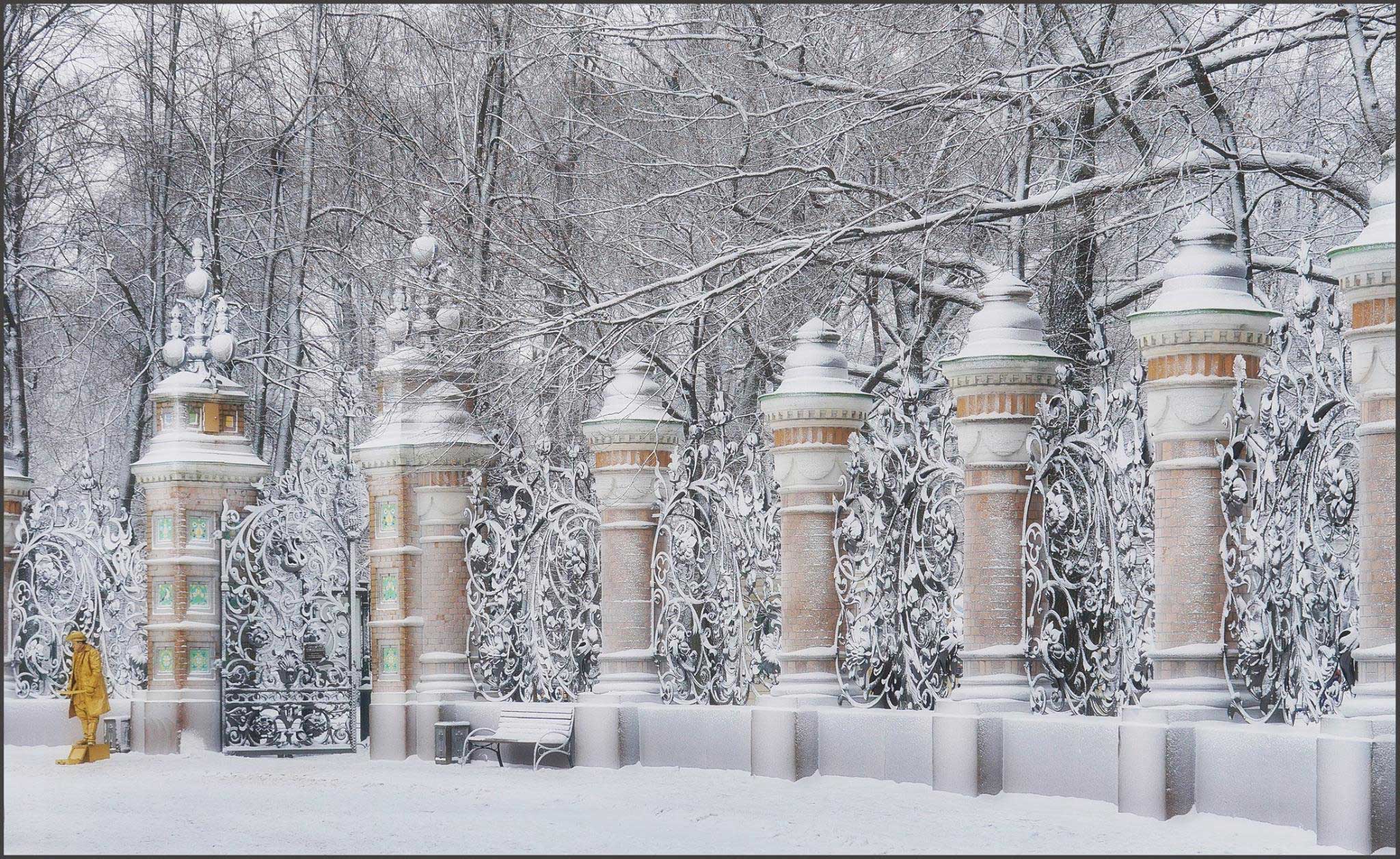 Ограда Михайловского сада зимой