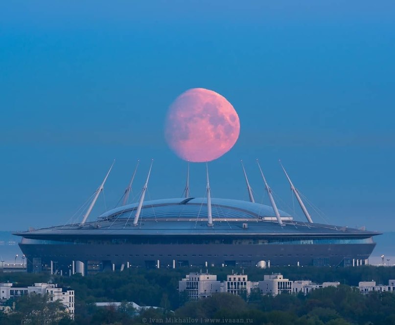 Луна над Газпром-Ареной